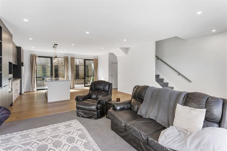 Photo of property in 1/4 Mcquoid Place, Glenfield, Auckland, 0629