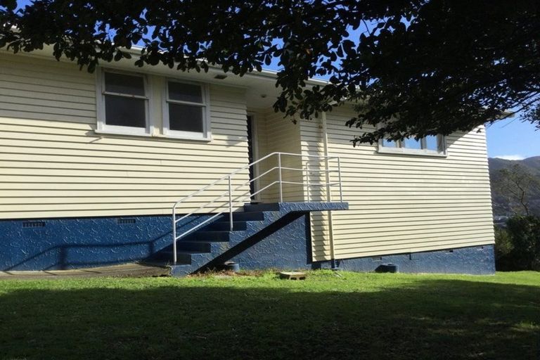 Photo of property in 6 Bartlett Grove, Tawa, Wellington, 5028