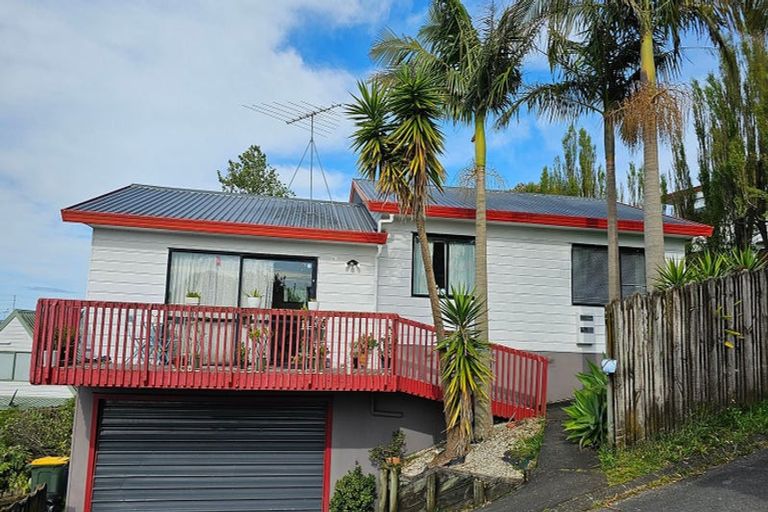 Photo of property in 2/30 Barbados Drive, Unsworth Heights, Auckland, 0632