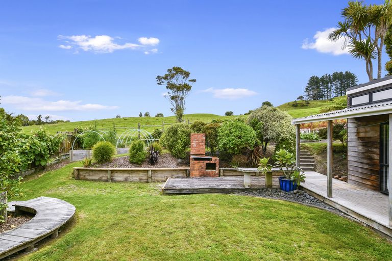 Photo of property in 16 Opanuku Road, Henderson Valley, Auckland, 0612