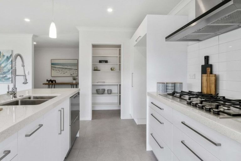 Photo of property in 13 Dumas Place, Rosehill, Papakura, 2113