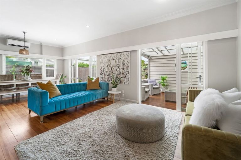 Photo of property in 2/118 East Coast Road, Forrest Hill, Auckland, 0620