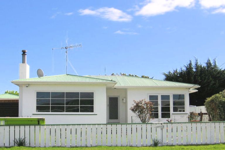 Photo of property in 2 Taylor Street, Foxton Beach, Foxton, 4815