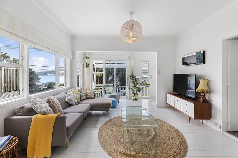 Photo of property in 282 Queens Drive, Lyall Bay, Wellington, 6022