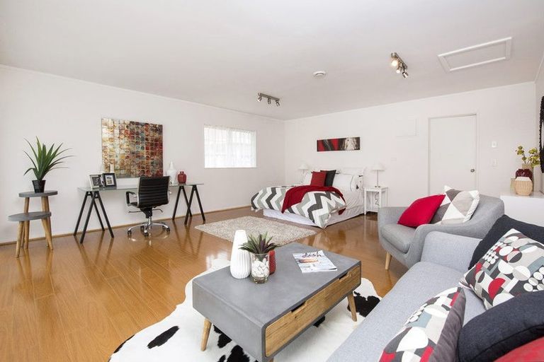 Photo of property in 22 Lochend Place, Highland Park, Auckland, 2010