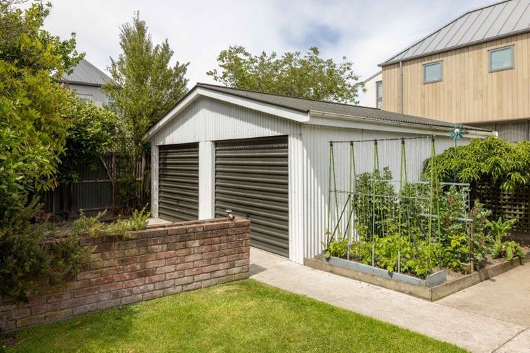 Photo of property in 114 Aikmans Road, Merivale, Christchurch, 8014