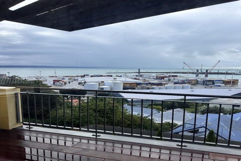 Photo of property in 4 Karaka Road, Bluff Hill, Napier, 4110