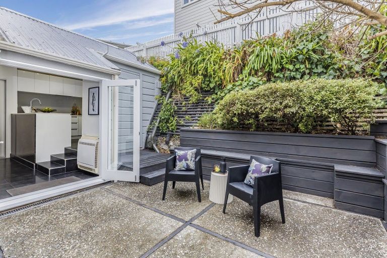 Photo of property in 26 Hawker Street, Mount Victoria, Wellington, 6011
