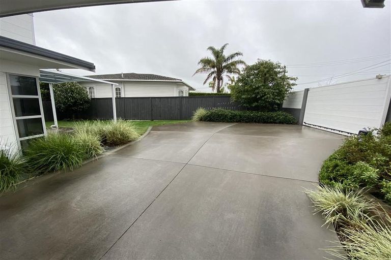 Photo of property in 6 Muripara Avenue, Point Chevalier, Auckland, 1022