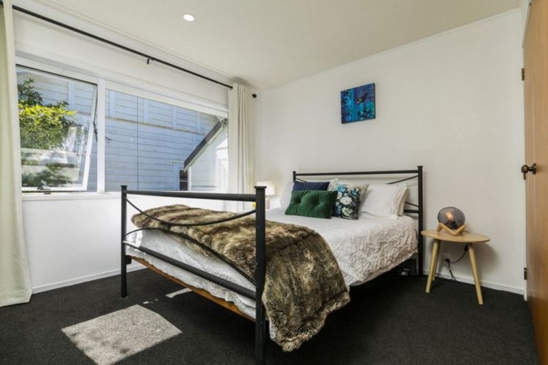 Photo of property in 30a William Bond Street, Stanley Point, Auckland, 0624