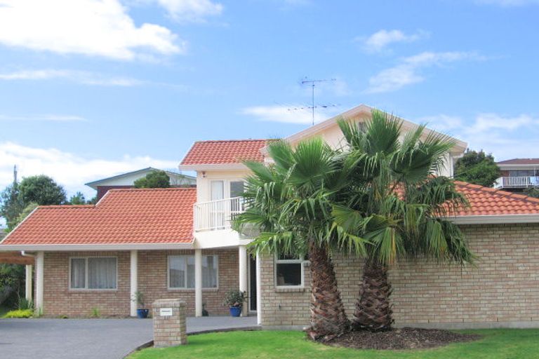 Photo of property in 14 Margaret Henry Crescent, Oteha, Auckland, 0632