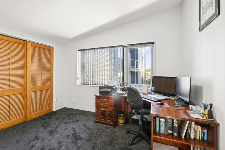 Photo of property in 3 Countess Close, Maupuia, Wellington, 6022