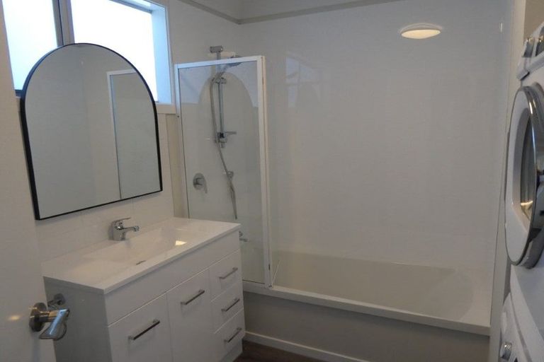 Photo of property in 20b Chetwode Grove, Newlands, Wellington, 6037