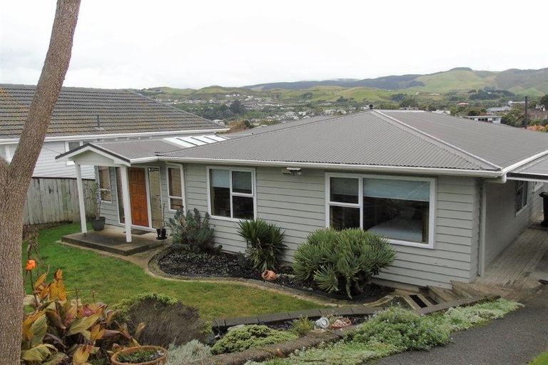 Photo of property in 15 Tainui Terrace, Tawa, Wellington, 5028