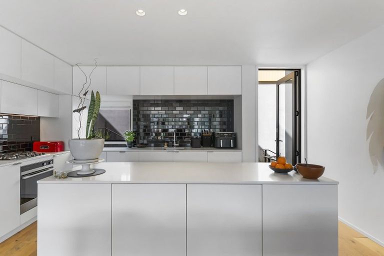 Photo of property in 81 Melbourne Road, Island Bay, Wellington, 6023