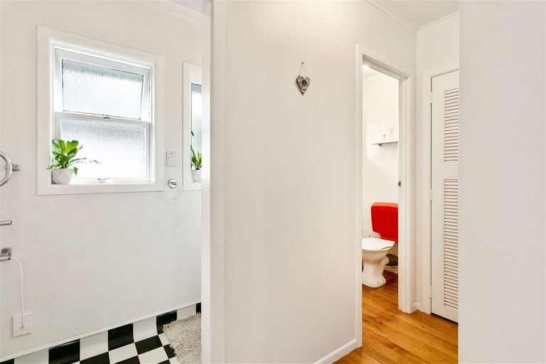 Photo of property in 17 Brookfield Road, Te Atatu Peninsula, Auckland, 0610