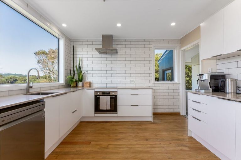 Photo of property in 2 Raroa Place, Pukerua Bay, 5026