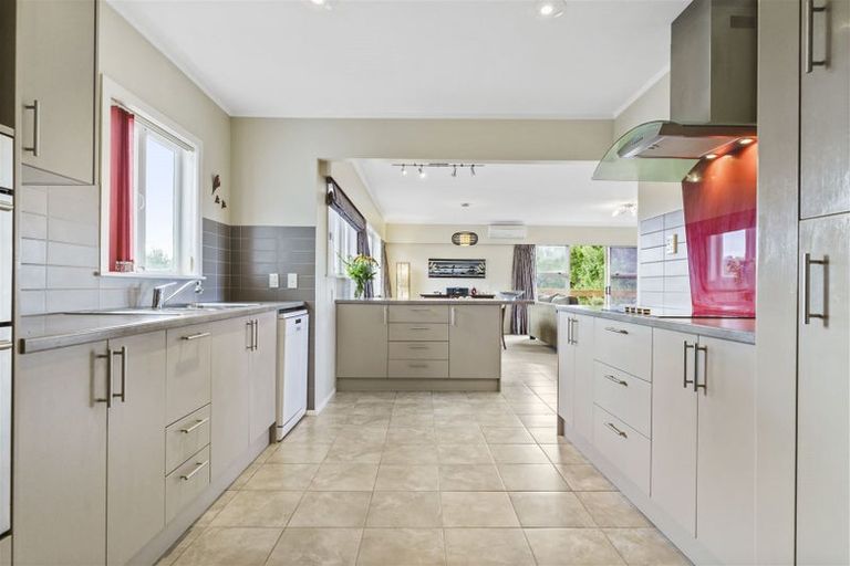 Photo of property in 1/345a Wairau Road, Totara Vale, Auckland, 0629