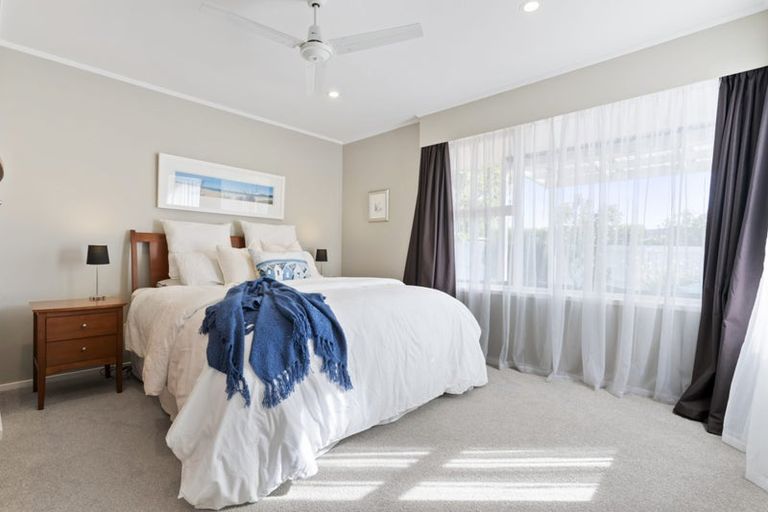 Photo of property in 32 Sartors Avenue, Northcross, Auckland, 0630