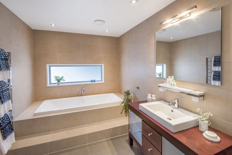 Photo of property in 62 Seaview Road, Castor Bay, Auckland, 0620