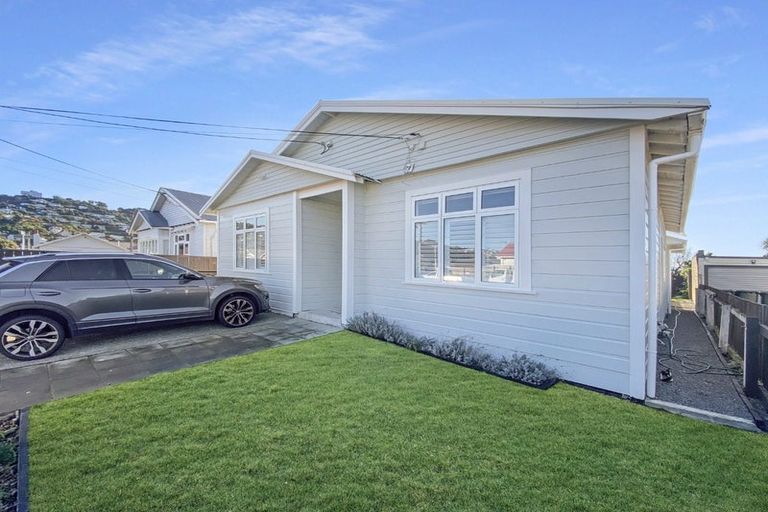Photo of property in 81 Endeavour Street, Lyall Bay, Wellington, 6022
