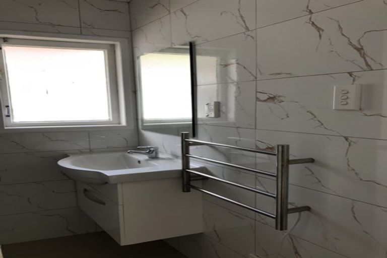 Photo of property in 1 Keru Place, Te Atatu South, Auckland, 0610