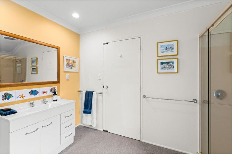 Photo of property in 2 Guthrie Road, Havelock North, 4130