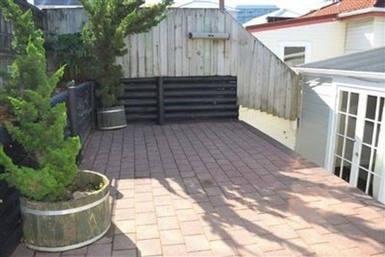 Photo of property in 43 Roxburgh Street, Mount Victoria, Wellington, 6011