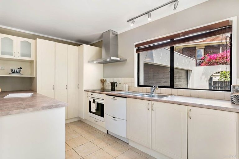 Photo of property in 5 Longwood Place, Forrest Hill, Auckland, 0620