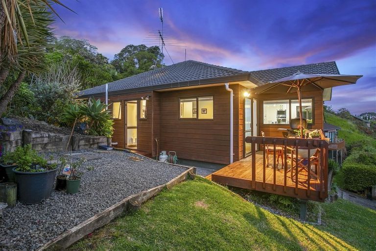 Photo of property in 1/6 Honeysuckle Lane, Mairangi Bay, Auckland, 0630