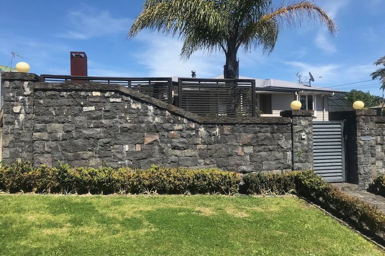 Photo of property in 6 Beazley Place, Glendene, Auckland, 0602