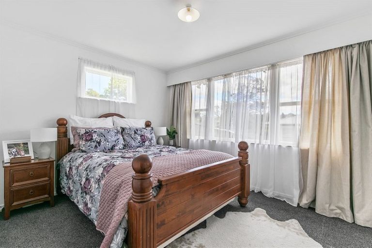 Photo of property in 15 Totaravale Drive, Totara Vale, Auckland, 0629