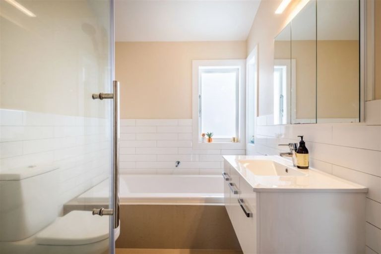 Photo of property in 30 Old Lake Road, Narrow Neck, Auckland, 0624