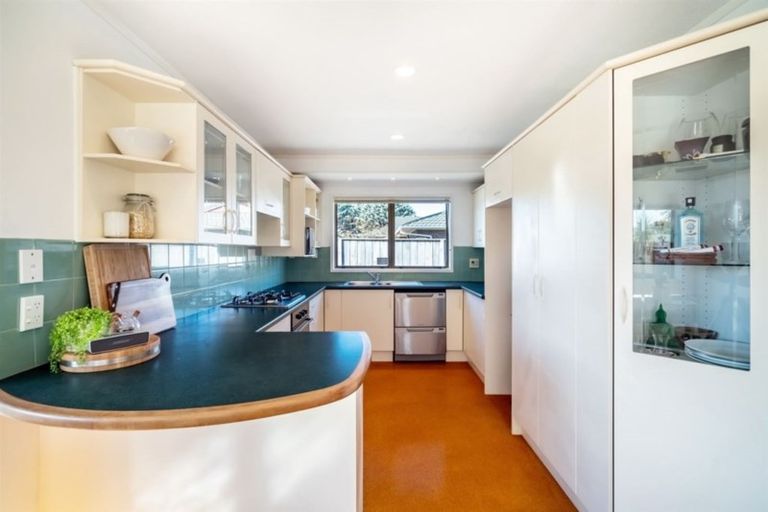 Photo of property in 10 Donzella Place, Conifer Grove, Takanini, 2112