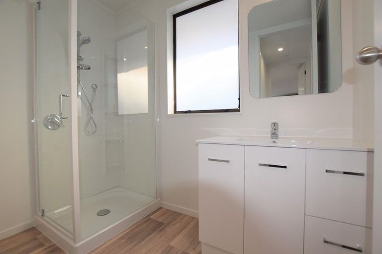 Photo of property in 15 Wakeling Avenue, Te Atatu South, Auckland, 0610