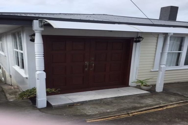 Photo of property in 321 Glenfield Road, Glenfield, Auckland, 0629