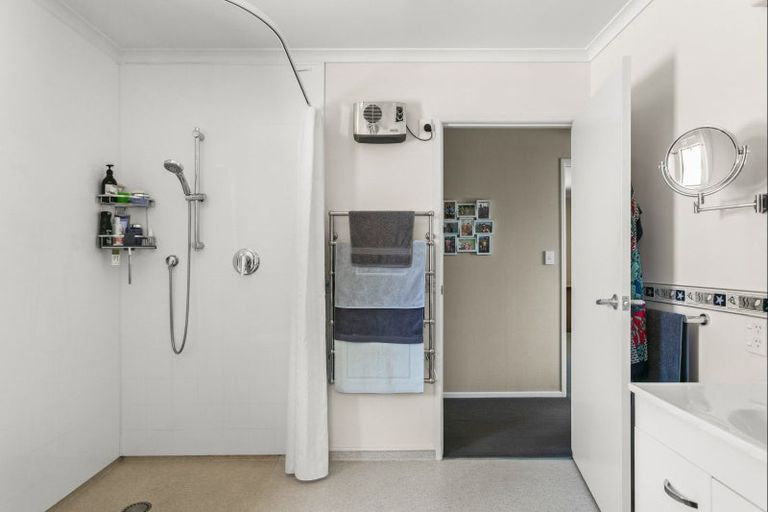 Photo of property in 24 Leon Street, Riverdale, Gisborne, 4010