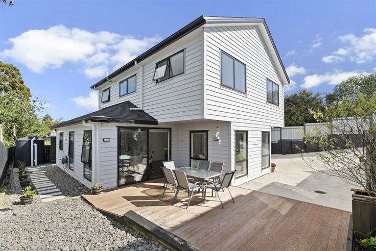 Photo of property in 7a Halcombe Place, Green Bay, Auckland, 0604