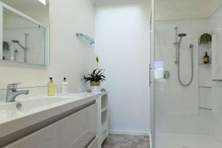 Photo of property in 18 Lakeridge Close, Rangatira Park, Taupo, 3330