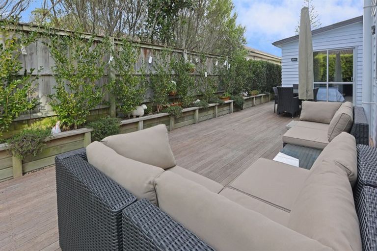 Photo of property in 114 Lake Panorama Drive, Henderson Valley, Auckland, 0612