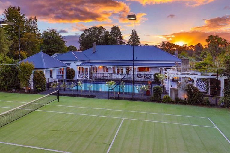 Photo of property in 9 Birchwood Grove, Greenhithe, Auckland, 0632