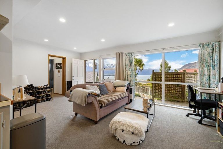 Photo of property in 32 Avalon Crescent, Fernhill, Queenstown, 9300