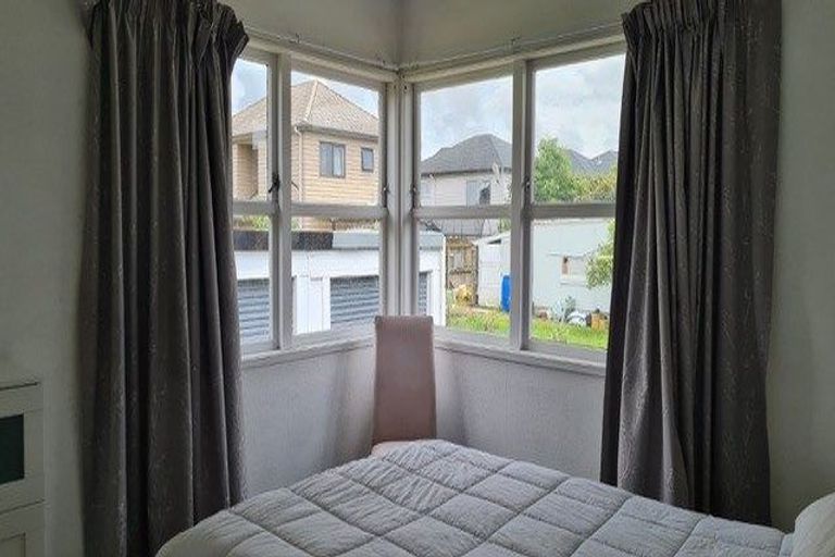 Photo of property in 2/124 Te Atatu Road, Te Atatu South, Auckland, 0610