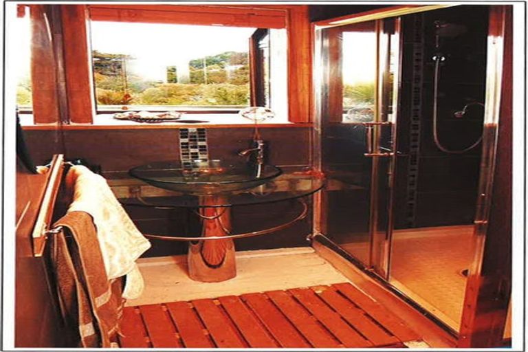 Photo of property in 154 Glenfield Road, Birkenhead, Auckland, 0626