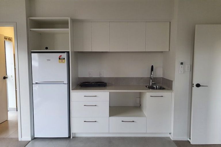 Photo of property in 2/104 East Coast Road, Forrest Hill, Auckland, 0620