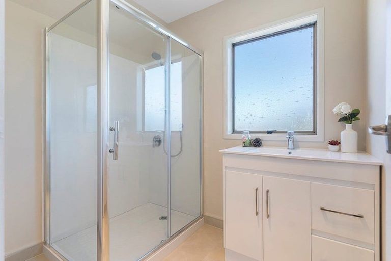 Photo of property in 1/13 Challen Close, Conifer Grove, Takanini, 2112