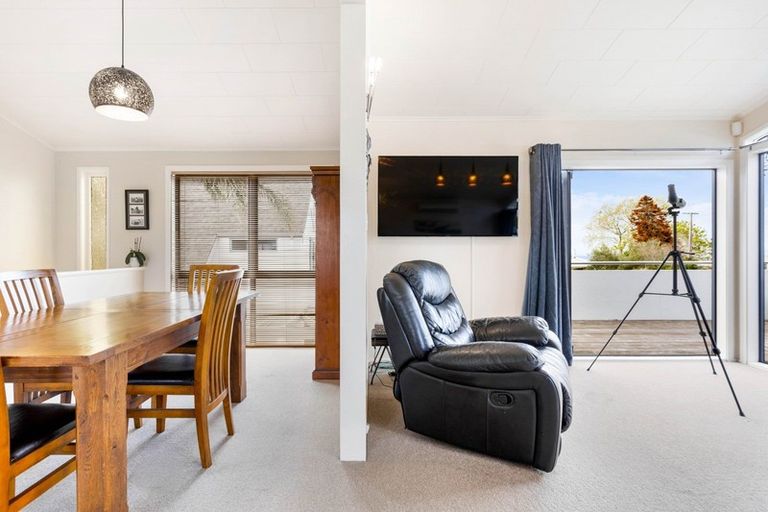 Photo of property in 1/89 Knights Road, Rothesay Bay, Auckland, 0630