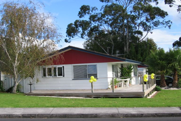 Photo of property in 1/4 Thomas Avenue, Te Atatu Peninsula, Auckland, 0610