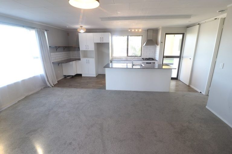 Photo of property in 9 Elizabeth Drive, West Harbour, Auckland, 0618