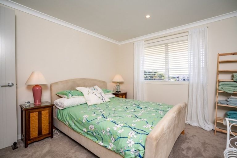 Photo of property in 2 Waitemata Drive, One Tree Point, 0118